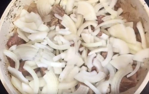 Как приготовить мясо в горшочке с гречкой и грибами в сливочном соусе
