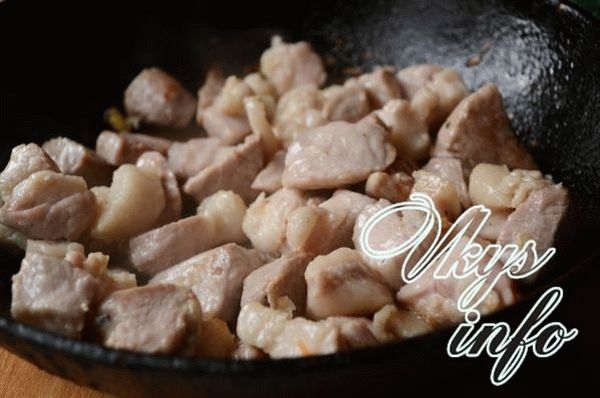 Как на сковороде вкусно пожарить картошку с луком, грибами, мясом: несколько несложных рецептов