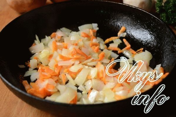 Как на сковороде вкусно пожарить картошку с луком, грибами, мясом: несколько несложных рецептов