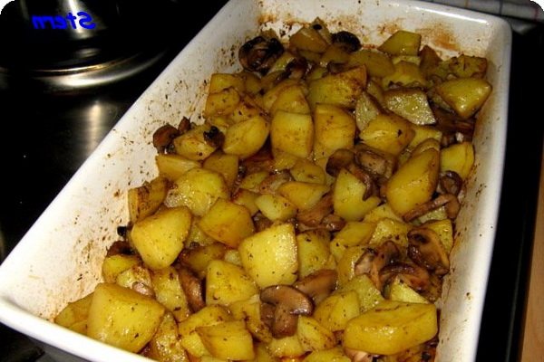 Жареный и отварной картофель с солеными грибами