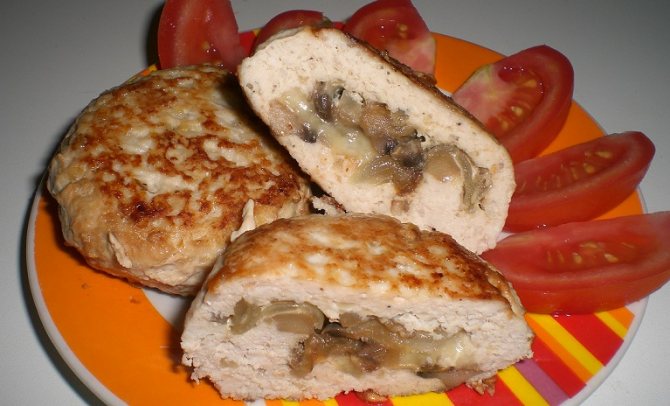 Котлетки с начинкой из сыра и грибов - рецепт пошаговый с фото