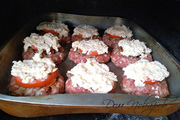 Котлеты с грибами, томатом и сыром в духовке