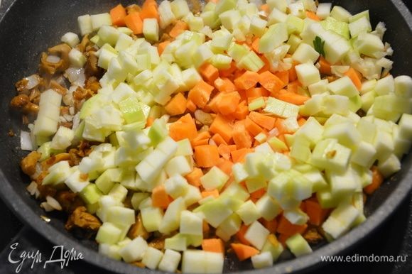 Добавить морковь, кабачки, чеснок, жарить еще минуты 2-3.