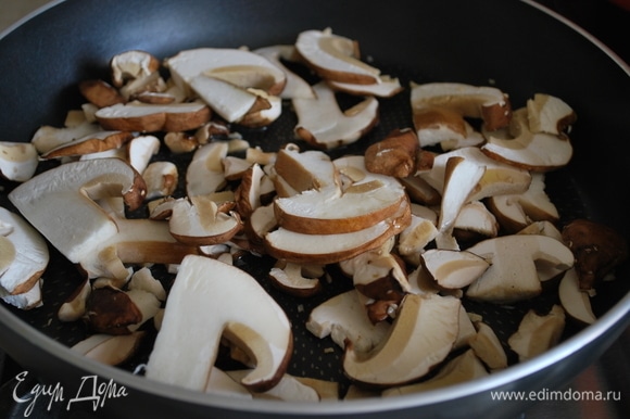 Белые грибы обжарить на сливочном масле в течение 12–15 минут (грибы очень любят сливочное масло).