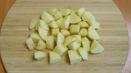 Очистим и промоем картофельные корнеплоды
