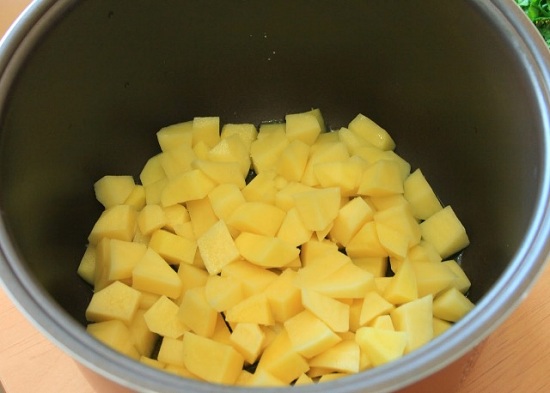 добавим масло растительное, выложим картофель