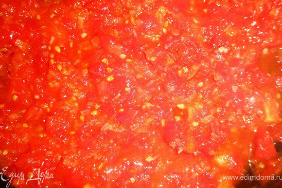 На отдельной сковороде потушить помидоры, через пару минут добавить лук, посолить, поперчить, добавить чеснок. Соус готовить до однородной, не слишком густой консистенции.
