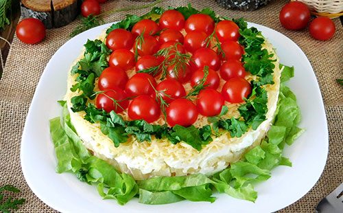 Слоеный салат с помидорами