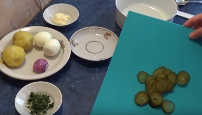 Салаты с солеными огурцами - 10 очень вкусных рецептов