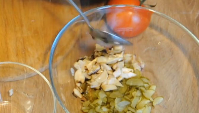 Салаты с солеными огурцами - 10 очень вкусных рецептов