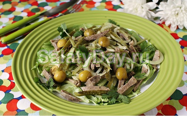Салат с языком, оливками и корнишонами