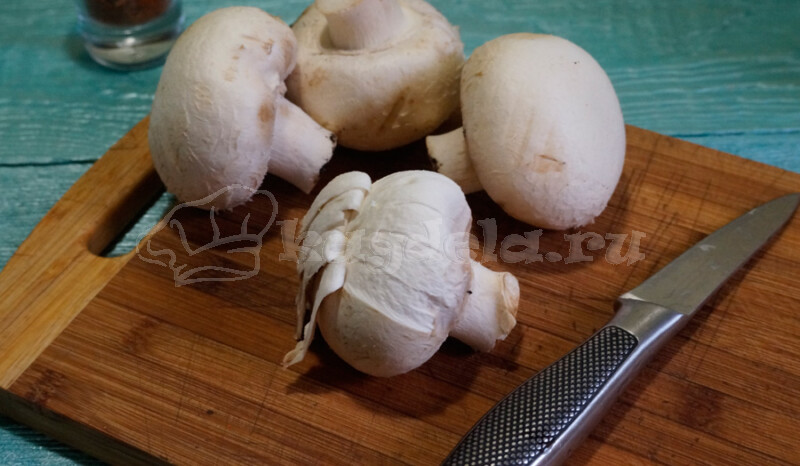 Свинина с грибами в сметанном соусе - как приготовить вкусно и просто? - Грибы собираем