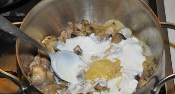 Свинина с грибами в сметанном соусе - как приготовить вкусно и просто? - Грибы собираем