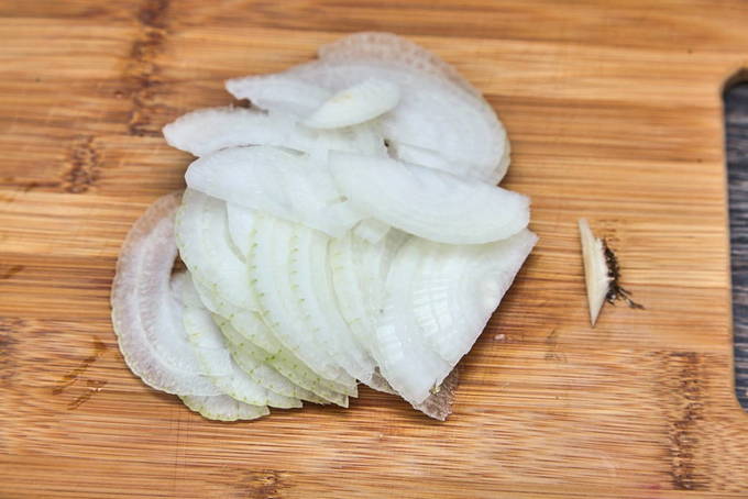 Солянка из капусты в мультиварке (с грибами, мясом, сосиской, на зиму)