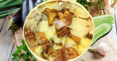 Тушеная картошка с грибами в мультиварке