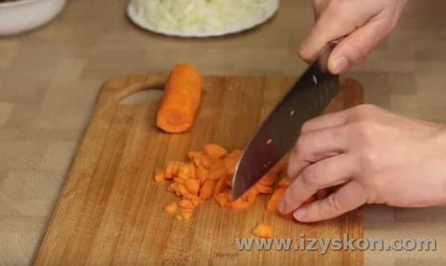 Морковь измельчаем не теркой, а именно ножом.