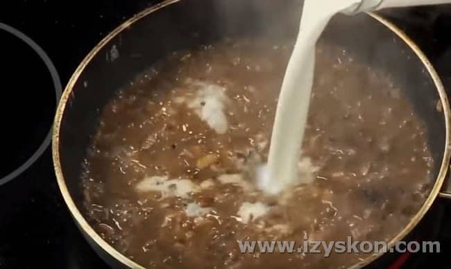 Суп-пюре из сушеных белых грибов готовим с добавлением молока либо сливок.