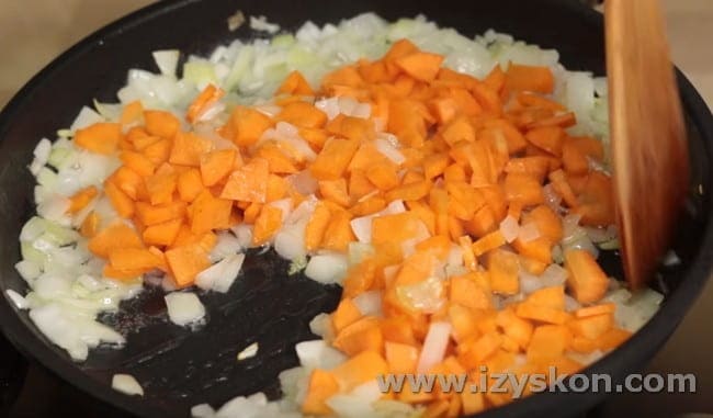 Добавляем на сковороду морковь и пассеруем вместе с луком.