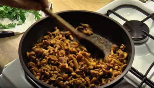 Лисички в сметане на сковороде - 5 рецептов с пошаговыми фото