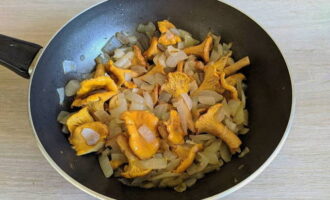 Лисички в сметане на сковороде - 5 рецептов с пошаговыми фото