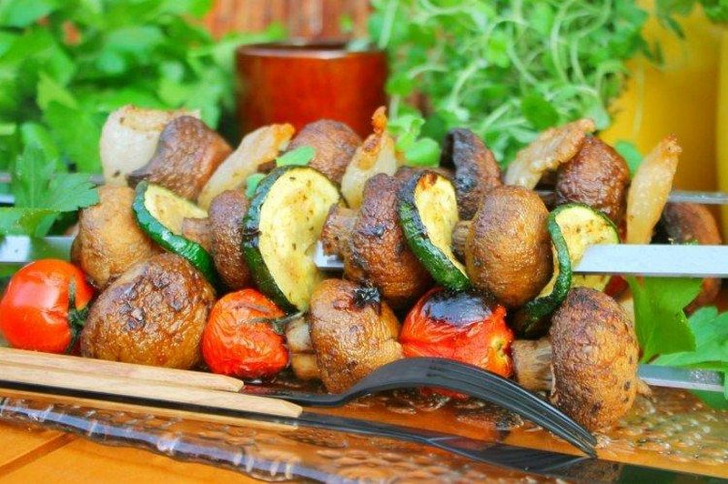 Шашлык из свежих шампиньонов и овощей - великолепная закуска для пикника