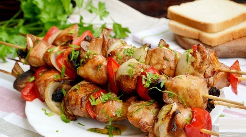 Шашлык из курицы и шампиньонов с картошкой - это оригинальное и простое в приготовлении блюдо
