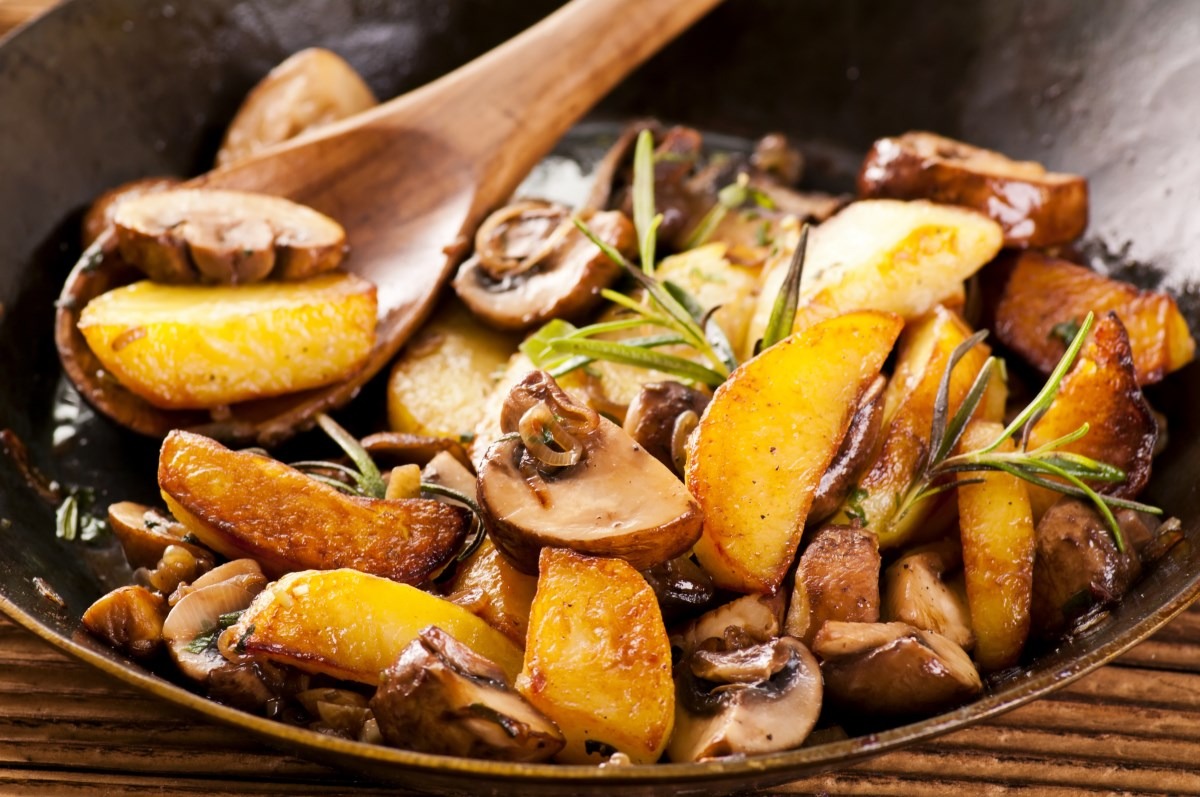 Как приготовить «жареная картошка с шампиньонами и луком»