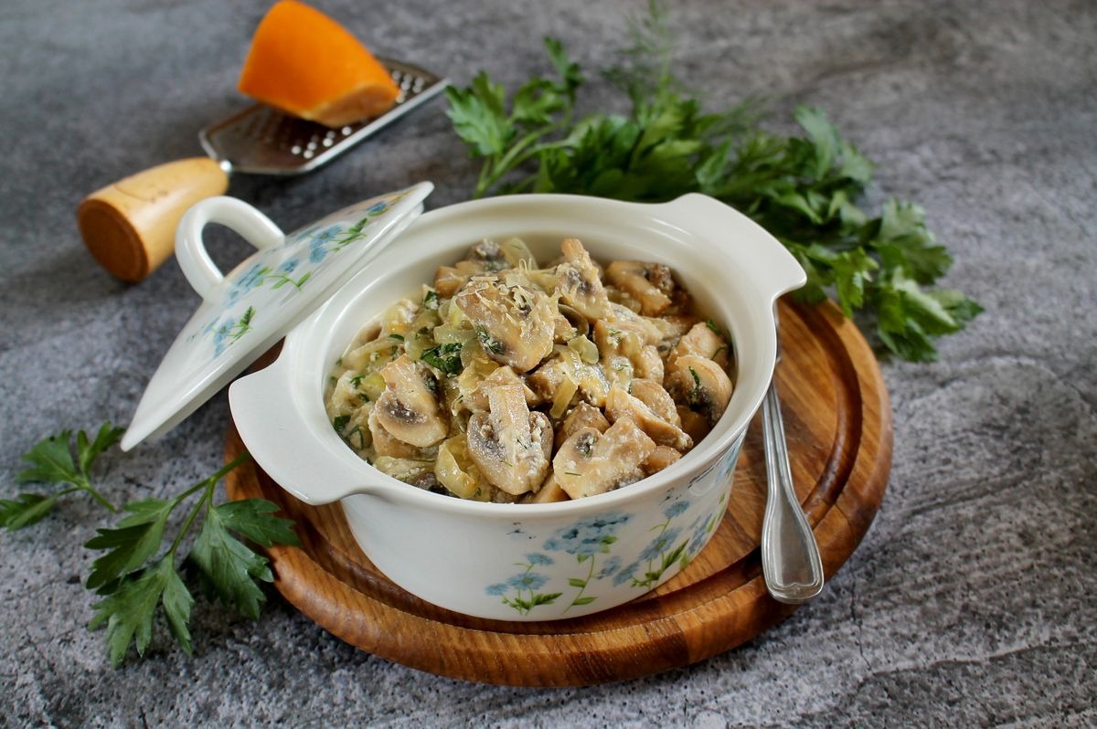 Жареные шампиньоны с луком и картошкой на сковороде рецепт с фото