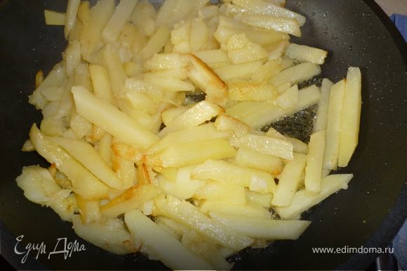 Обжарьте картофель на другой сковороде до полуготовности.