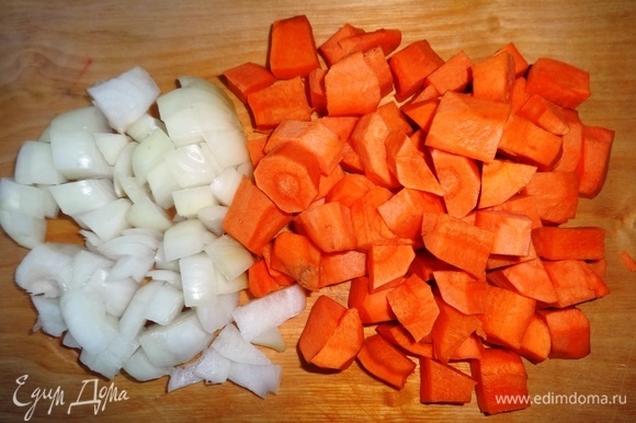 Лук и морковь очистить, вымыть, обсушить бумажным полотенцем. Нарезать морковь и лук крупными кубиками.