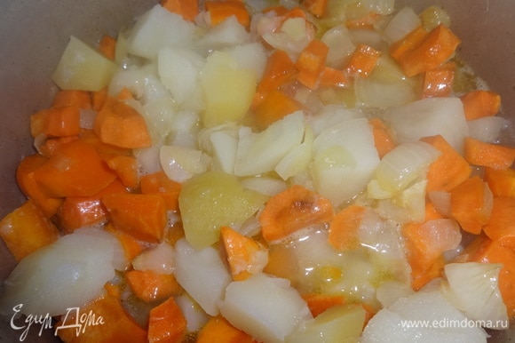 Обжаренные лук с морковью выложить в кастрюлю с картошкой.