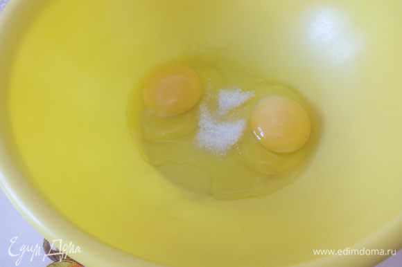 Пока варится картофель, готовим тесто. В чашку выкладываем куриные яйца, растительное масло (2 ст. л.) и соль (0,5 ч. л.). Взбиваем.