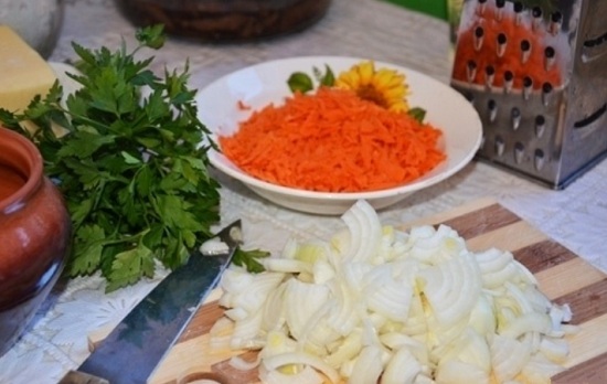 Морковь натрем, лук и чесночок шинкуем