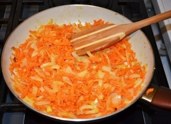 нужно обжарить лук и морковку
