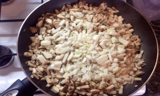 обжариваем грибы с луком