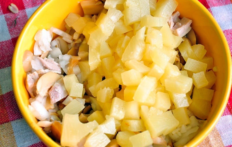 Салат с курицей, ананасами и грибами – незабываемый вкус