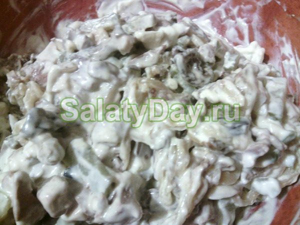 Салат с куриной печенью и грибами — классический рецепт