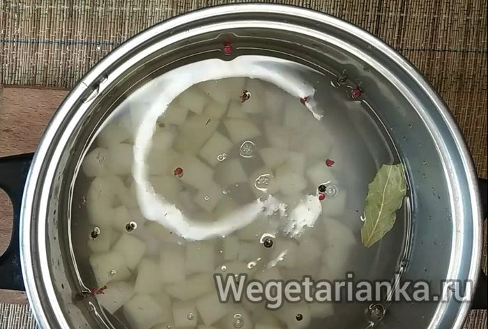 кусочки сырого картофеля в воде