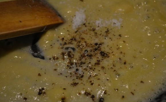 Соус бешамель с грибами, мускатный орехом, бульоном, желтками, луком и сыром