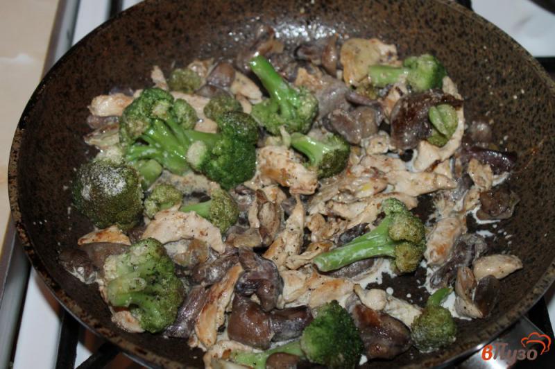 Фото приготовление рецепта: Брокколи с грибами и курицей в сливках шаг №6