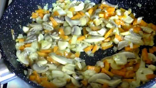 Курица с грибами в горшочке в духовке - 8 простых рецептов