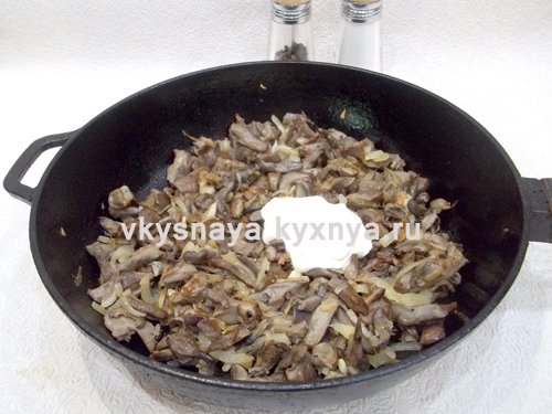 Белые грибы в сметане на сковороде – 5 рецептов с фото