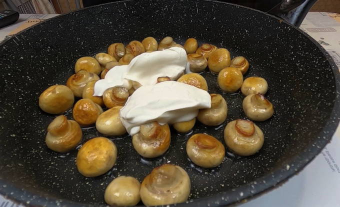 Белые грибы в сметане на сковороде – 5 рецептов с фото