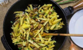 Жареная картошка с грибами – 10 рецептов приготовления на сковороде с пошаговыми фото