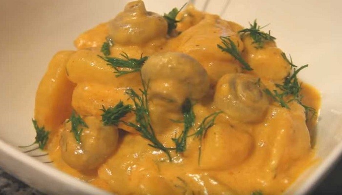 Жареная картошка с грибами в сливочном соусе на сковороде
