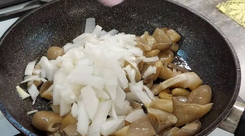 Жареная картошка с грибами – 10 рецептов приготовления на сковороде с пошаговыми фото