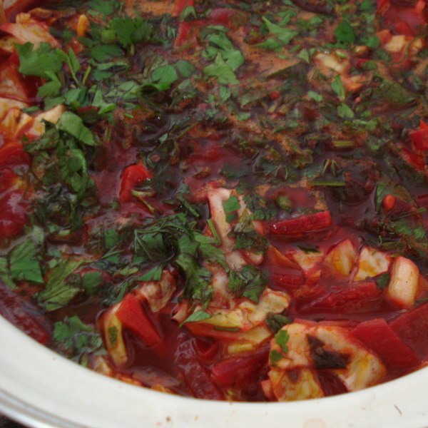 Вегетарианский борщ с красной фасолью, заправкой из сладкого перца и томатов