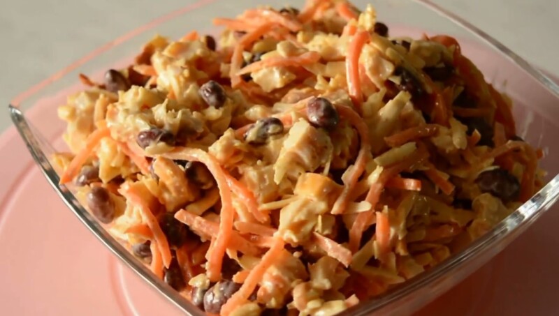 Салат с фасолью, курицей и корейской морковью