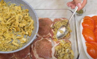 Мясо по-французски из свинины с сыром и грибами в духовке - 5 рецептов с помидорами, картошкой, луком с пошаговыми фото