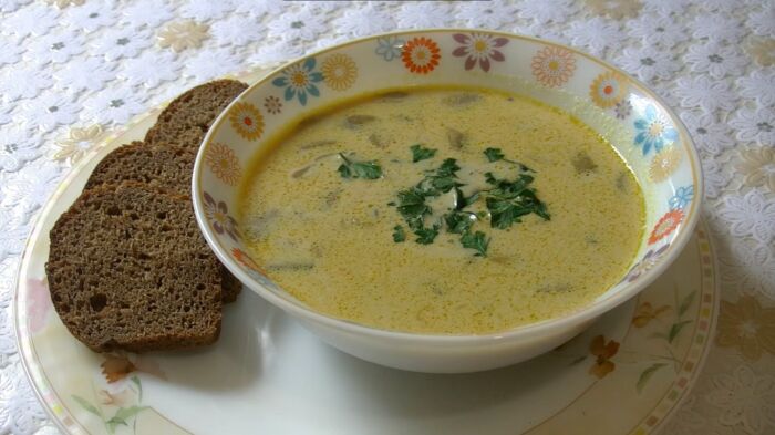 Грибной суп из шампиньонов с сыром – картинка